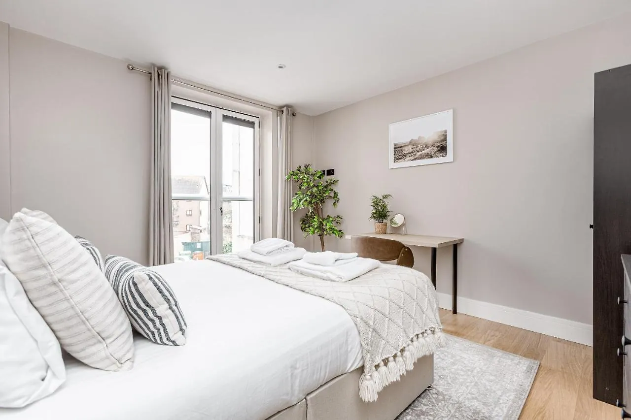 Charming 1 Bedroom Apt , Town Centre, Wifi, Free Parking By Tent Serviced Apartments Staines-upon-Thames