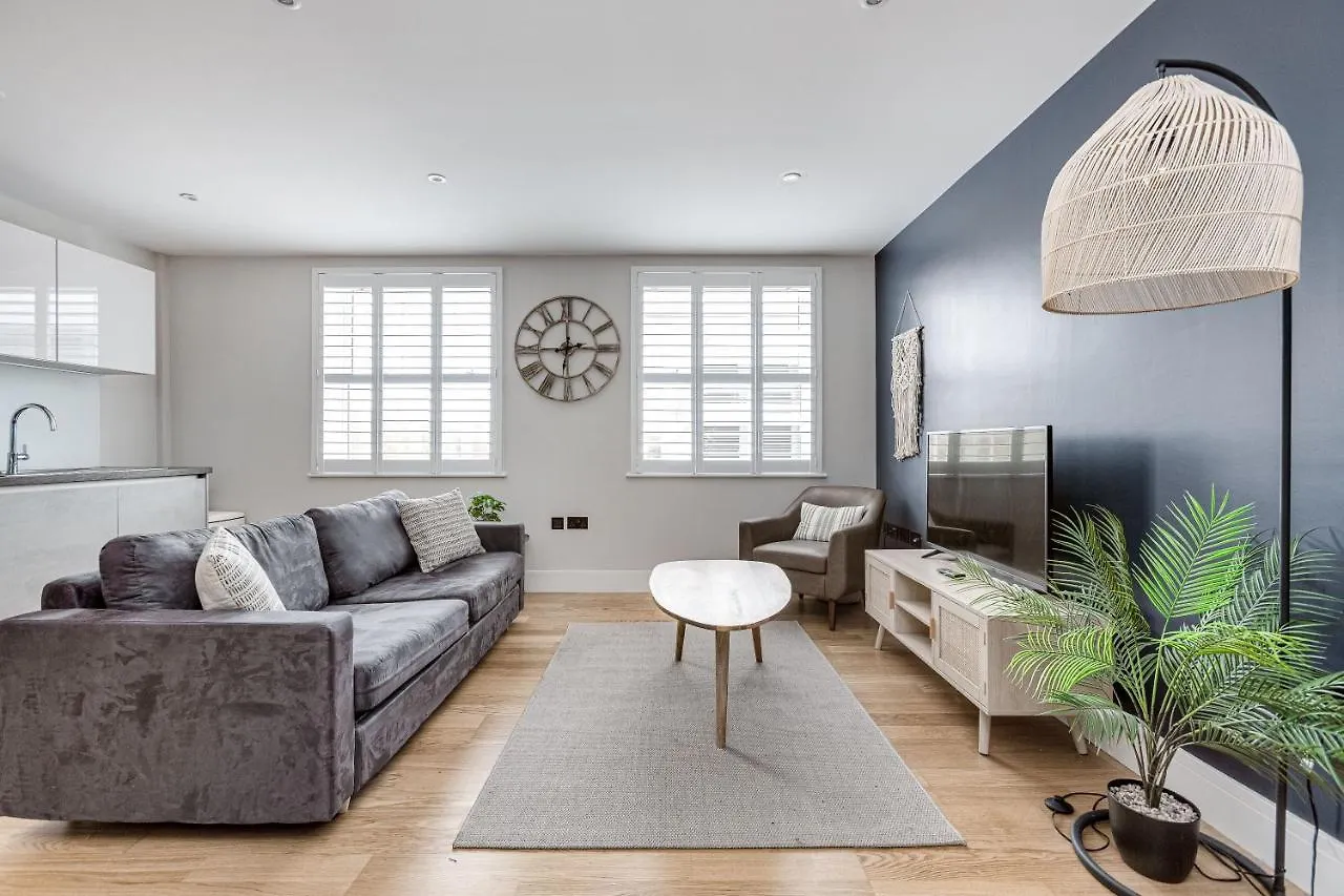 Charming 1 Bedroom Apt , Town Centre, Wifi, Free Parking By Tent Serviced Apartments Staines-upon-Thames